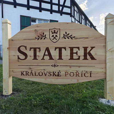 Dřevěná cedule STATEK Královské Poříčí před branou