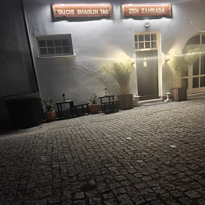 Osvětlený vstup do Zen Zahrady večer