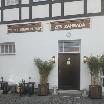 Vstup do Zen Zahrady na nádvoří Statku s cedulemi Taichi Shaolin Tao a Zen zahrada